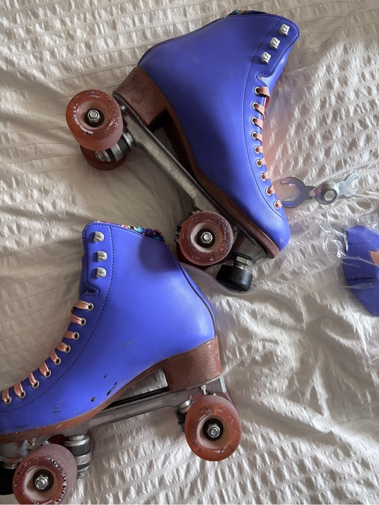 Moxi Shoes - Beach Bunny Roller Skates - Periwinkle Sunset - size 9
